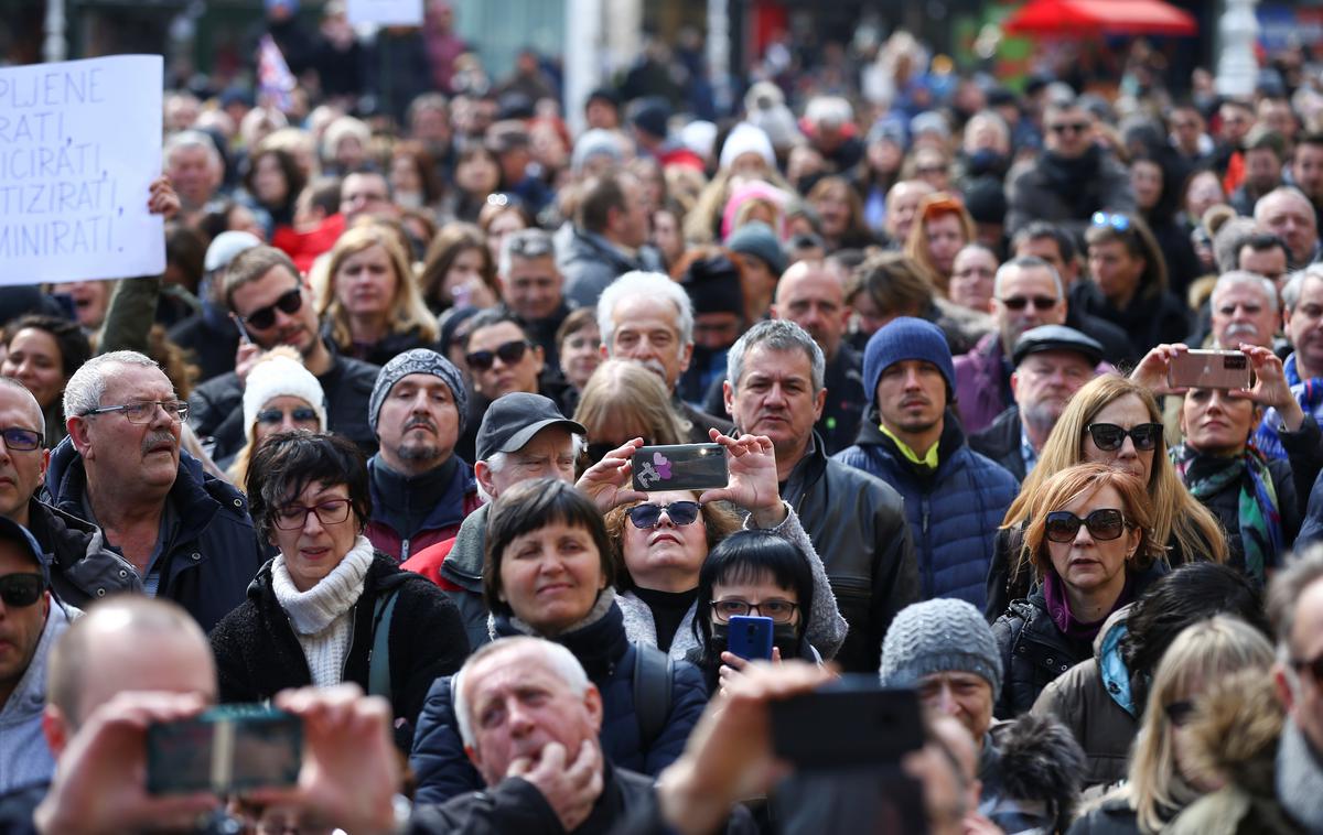 Protesti na Hrvaškem | Proti ukrepom za zajezitev epidemije novega koronavirusa so danes protestirali tudi na Hrvaškem. Na fotografiji protestniki v Zagrebu. | Foto Reuters