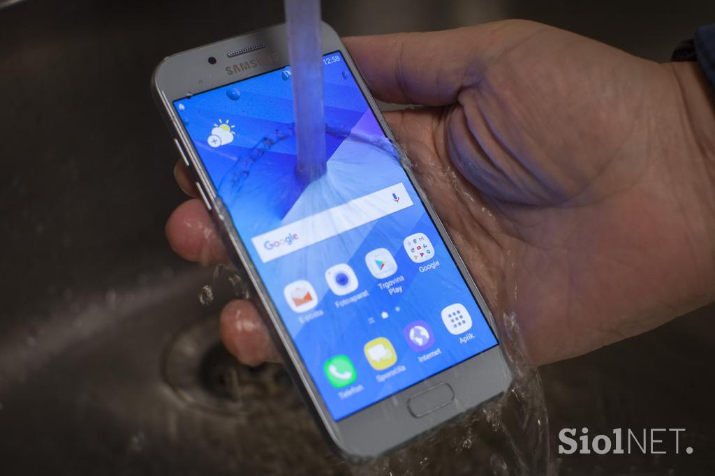 Samsung Galaxy A3 2017 v vodi