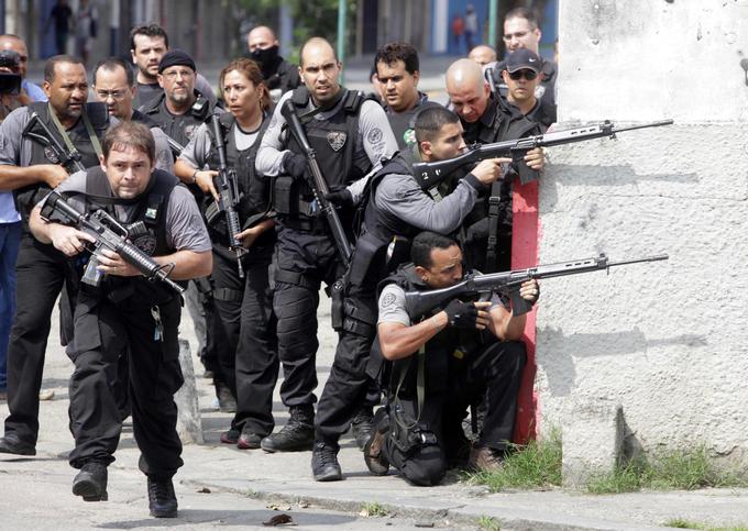 Vojno stanje na ulicah Ria de Janeira novembra 2010 | Foto: Reuters