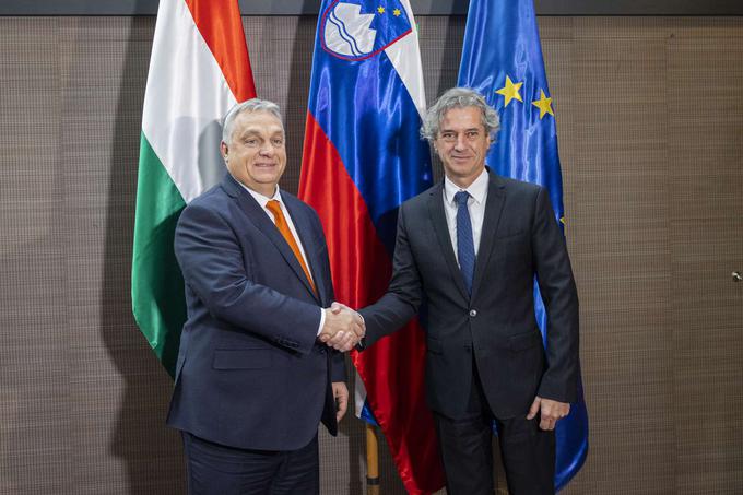 Orban je potrdil, da je v njihovem interesu tudi povezava obeh držav s plinovodom. Madžarska ima sicer po njegovem tri možnosti za to, da zmanjša svojo odvisnost od ruskih energentov. Ena je povezava z Romunijo, druga s Hrvaško, tretja pa s Slovenijo. Vse tri možnosti so za njih zanimive, saj si želijo prekiniti odvisnost ter zagotoviti možnost izbire. "Če bomo uresničili enega od projektov, to ne pomeni, da nas druge možnosti ne zanimajo," je dodal. | Foto: STA ,