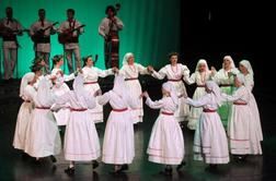 V folklornih skupinah plešejo tudi 80-letniki