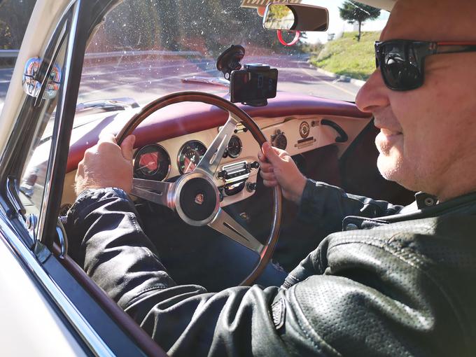 "Nekaj posebnega je voziti tak starodobni avtomobil. Čisti užitek. Vleče me tudi proti Toskani in Dolomitom," razlaga Lilija. | Foto: Gregor Pavšič