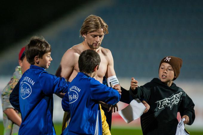 Nekdaj so ga oblegali mladi ljubitelji nogometa, saj je spadal med najbolj oboževane ukrajinske nogometaše. | Foto: Sportida