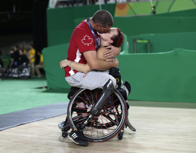 Številne nepozabne fotografije so fotografi posneli tudi na paraolimpijskih igrah v Braziliji. Ena teh je tudi veselje kanadskega košarkarja na invalidskem vozičku Adama Lancie, ki poljublja svojo ženo James Jewells, prav tako tekmovalko v sedeči košarki. (September 2016) | Foto: Reuters