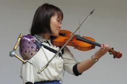 Neverjetno: z eno roko ji uspeva vrhunsko igrati na violino #video