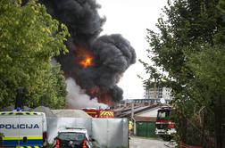 V prestolnici izbruhnil požar, eksplodirale plinske jeklenke #foto #video