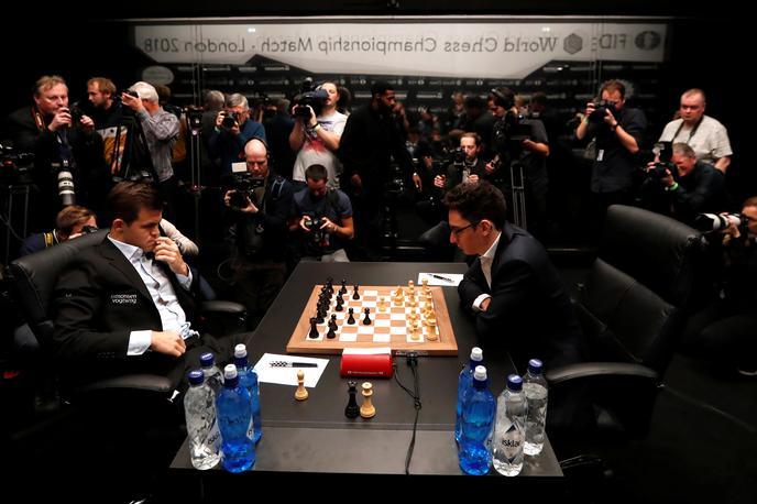 Magnus Carlsen Fabiano Caruana | Dvoboj z nagradnim skladom milijon dolarjev trajal 12 partij, zmagovalec bo tisti, ki bo prej prišel do 6,5 točke. | Foto Reuters