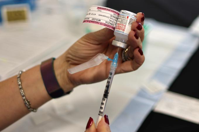 V ZDA proti novemu koronavirusu vsak dan cepijo okoli 2,4 milijona ljudi. | Foto: Reuters