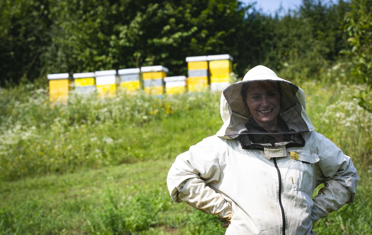 Kmetija Vodnjov | Julija Vodnjov je prišla iz večmilijonskega betonskega mesta, zato zdaj v naravi uživa v vsakem delu, še najbolj pa s svojimi čebelami. | Foto Bojan Puhek