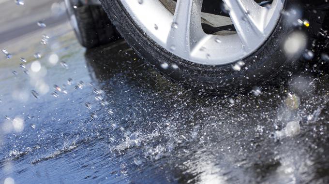 Kombinacija mehkejših zimskih gum in visokih temperatur povečuje zavorno pot, povečuje njihovo obrabo in na cesti tudi pomeni manj vozniške natančnosti ter ostrine, torej užitkov. | Foto: Nokian Tires