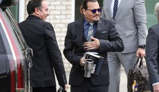 Johnny Depp na sodišče prišel v srbski kravati #foto