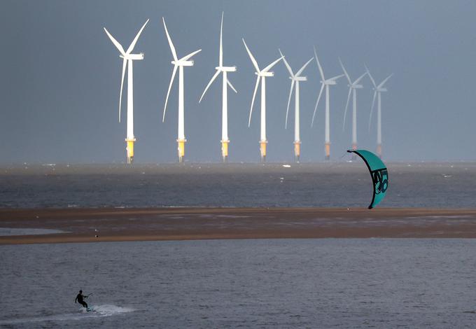 Britanci so lahko tako strategijo sprejeli zaradi velike količine električne energije iz obnovljivih virov. Na roko jim gredo naravne danosti, predvsem veliko vetrne energije in tudi najdaljša obala med vsemi državami v Evropi. | Foto: Reuters