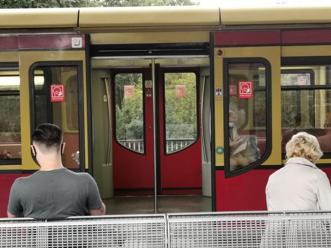 Na obvezno nošenje mask v berlinskem javnem prevozu opozarjajo na vsakem koraku, a dezinfekcijskih sredstev v vozilih ni. Ravno tako ni označenih sedežev, na katerih sedenje ne bi bilo dovoljeno, a potniki samoiniciativno spoštujejo varno razdaljo, kolikor je le mogoče. | Foto: Srdjan Cvjetović