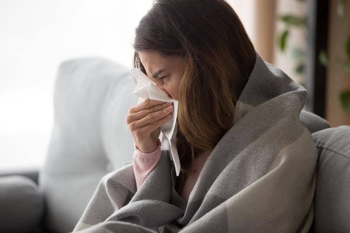 Gripa, okužba dihal, bolezen | Po podatkih NIJZ z 99,7 odstotka primerov prevladujejo okužbe z influenco A, med katerimi jih je 60 odstotkov podtipa A(H1N1)pdm09 in 40 odstotkov podtipa A(H3N2). Število potrjenih primerov okužb z virusom influence B je nizko. | Foto Shutterstock