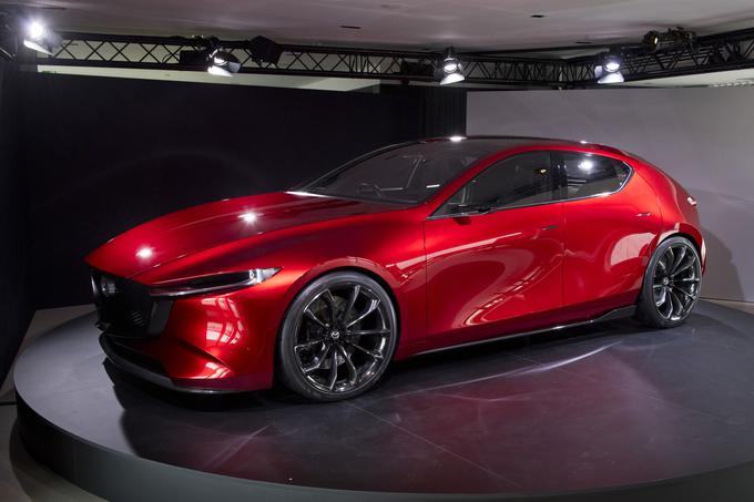 Študija kai napoveduje novo mazdo 3. Ta v serijski različici ne bo tako futuristična, a zagotovo lahko pričakujemo zelo dolg sprednji del (tudi zaradi Mazdine motorne tehnologije z večjimi izpušnimi kolektorji) in nadaljevanje oblikovalskih smernic jezika Kodo. Oblikovalec Kevin Rice opozarja na enotnost linij, ki sestavljajo celoto. | Foto: Mazda