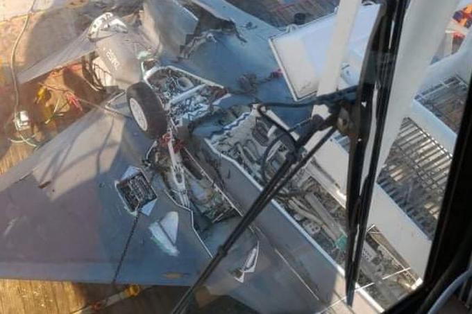 Takole je bila po dvigu na površje pred nekaj dnevi videti razbitina britanskega lovca F-35, ki je z letalonosilke HMS Queen Elisabeth v Sredozemsko morje po ponesrečenem vzletu zdrsnil novembra lani.  | Foto: Twitter/Daily Loud