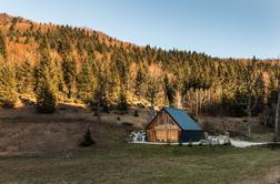 Počitniška hiša mlade družine v Trnovskem gozdu