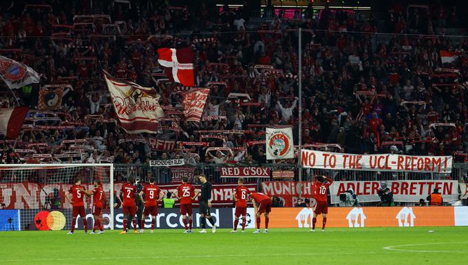 Navijači Bayerna so poskušali potrte nogometaše po izpadu iz Evrope spraviti v boljšo voljo. | Foto: Reuters
