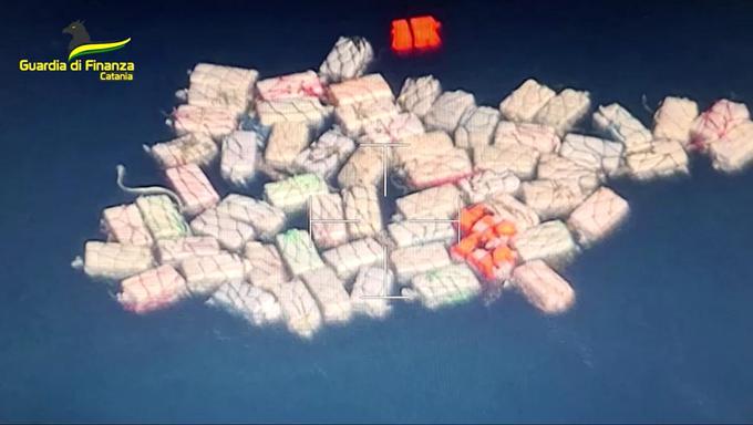 Aprilski zaseg kokaina pri naših sosedih na Siciliji.  | Foto: Reuters
