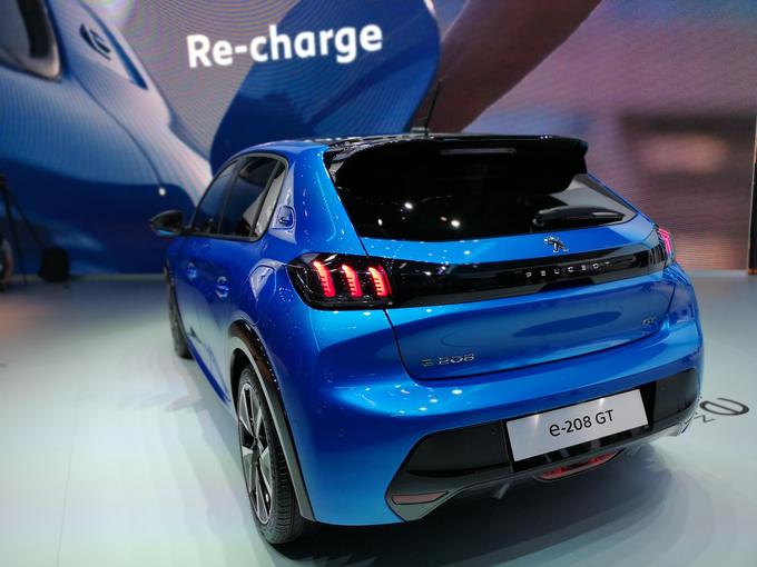 Peugeot poleg klasičnega modela 208 predstavlja tudi njegovo električno različico e-208. Imela bo baterijo s kapaciteto 50 kilovatnih ur in doseg okrog 300 kilometrov. | Foto: Gregor Pavšič