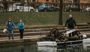 Potapljači iz Ljubljanice potegnili tono odpadkov #foto