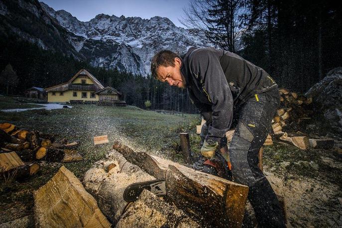 Davo karničar | Ko smo leta 2013 z Davom Karničarjem opravili daljši intervju, ga je fotograf fotografiral med žaganjem. Včeraj je bilo prav podiranje drevesa na Jezerskem zanj usodno. Umrl je sam, njegovo telo so našli svojci.