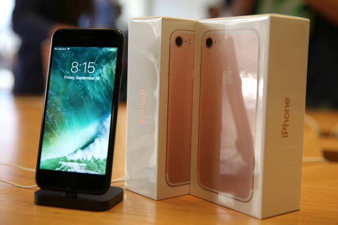Preizkusili smo iPhone 7 z 32 gigabajti prostora za shranjevanje podatkov. To je najcenejši model, pri nas v prodaji brez vezave pri operaterju stane 779 evrov (podatek: Telekom Slovenije). | Foto: Reuters