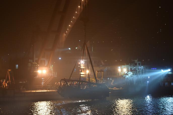 avtobus Kitajska nesreča | Kmalu po nesreči je stekla reševalna akcija, v kateri pri iskanju razbitin avtobusa in trupel sodeluje več kot 70 čolnov, ekipa potapljačev, reševalci pa si pomagajo tudi s podvodnim robotom. | Foto Reuters