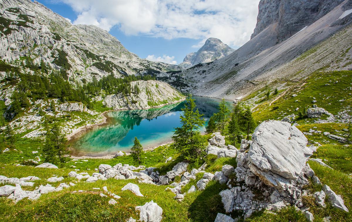 Veliko jezero | V Sloveniji imamo 14 visokogorskih jezer, eno od najlepših je Veliko jezero, ki se ga je zaradi oblike prijel vzdevek "ledvička". V vseh je kopanje strogo prepovedano. | Foto Aleš Zdešar (www.slovenia.info)
