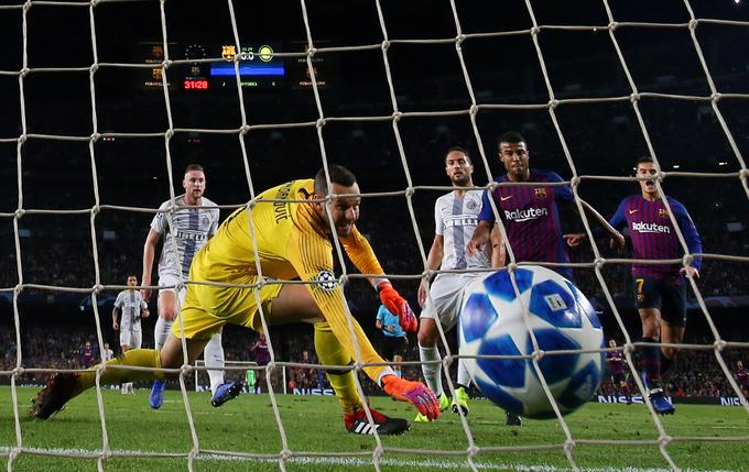 Rafinha je v skupinskem delu lige prvakov zatresel mrežo Interja, ki jo je branil Samir Handanović. | Foto: Reuters