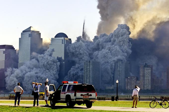 Južna stolpnica Svetovnega trgovinskega centra se je zrušila ob 9.59 po newyorškem času, severna pa ob 10.28. | Foto: Reuters