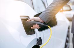 Zakaj lahko z električnimi službenimi avtomobili prihranijo vsi, od podjetja do zaposlenih in seveda okolja?