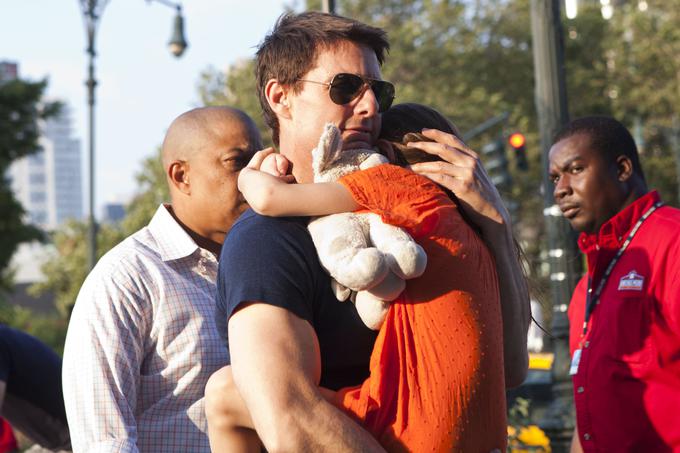 Tom Cruise s Suri leta 2012, ko se je ločeval od njene matere Katie Holmes. | Foto: Reuters