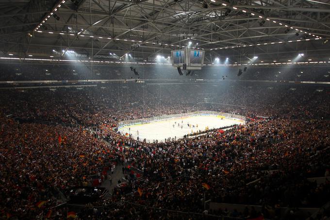 Nemci so leta 2010 uvodno tekmo domačega svetovnega prvenstva igrali na nogometnem štadionu Schalkeja in prvič v 17 letih premagali ZDA. Obračun so si ogledali takrat rekordni 77.803 gledalci. | Foto: Getty Images