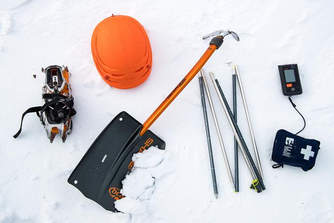 Dereze, čelada, lavinski trojček in cepin predstavljajo obvezno zimsko opremo za hojo v gore. | Foto: Matic Klanšek Velej/Sportida