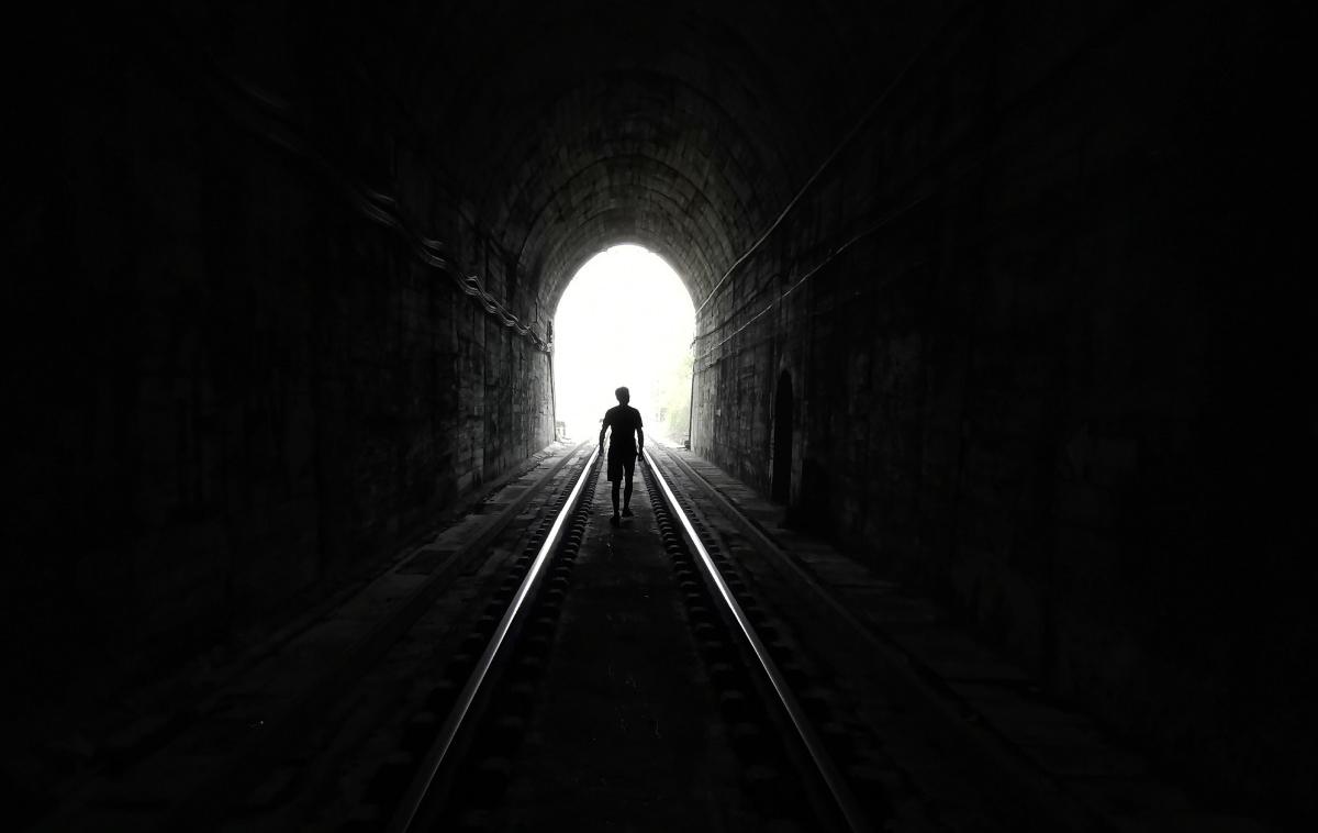 Luč na koncu tunela, tunel, predor | Vlak je v osebo trčil v predoru. Fotografija je simbolična.   | Foto Unsplash