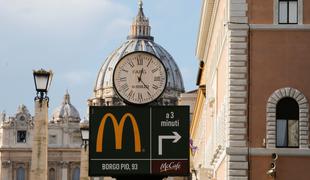 Kontroverzni vatikanski McDonald's: Nahranili bomo brezdomce