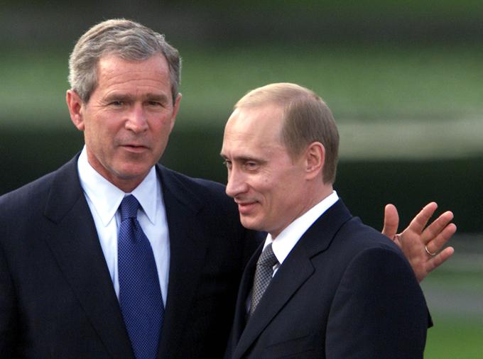 Vladimir Putin je Slovenijo skupaj z ameriškim predsednikom Georgeem W. Bushem prvič obiskal junija 2001. | Foto: Reuters