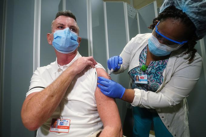Cepljenje proti covid-19 v ZDA za zdaj poteka po načrtih in brez težav. | Foto: Reuters