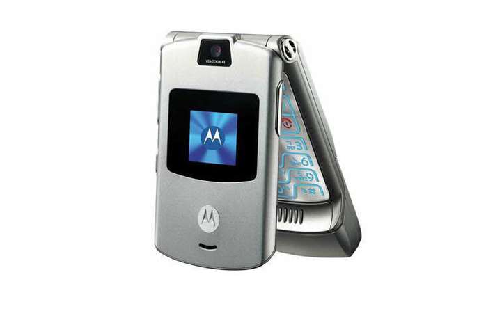 Motorola Razr V3 | Motorola Razr V3 velja za enega od najbolj prepoznavnih mobilnih telefonov novega tisočletja. Nekateri tehnološki mediji, kot je TechRadar, so ga tudi oklicali za najboljši mobilni telefon vseh časov. | Foto eBay