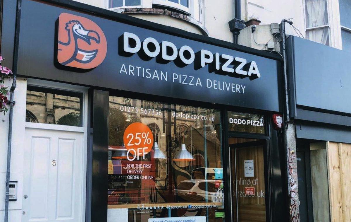 Dodo Pizza | Z verigo picerij Dodo Pizza se dogaja ravno nasprotno kot z izumrlo neletečo ptico, od katere so si izposodili ime. V samo sedmih letih od odprtja prvega lokala so se razširili na 433 lokacij po vsem svetu, do leta 2020 pa bodo odprli že 2.000 restavracij, napovedujejo. | Foto Dodo Pizza / Facebook