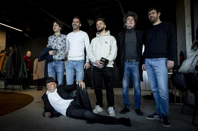 Fotografija z nekaterimi ustvarjalci, s katerimi je Kreslin sodeloval pri novem albumu. | Foto: Ana Kovač