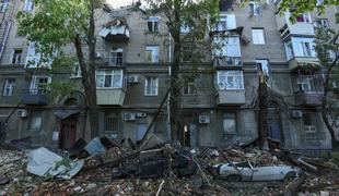 V silovitih ruskih napadih na Ukrajino več mrtvih, med njimi tudi otroka