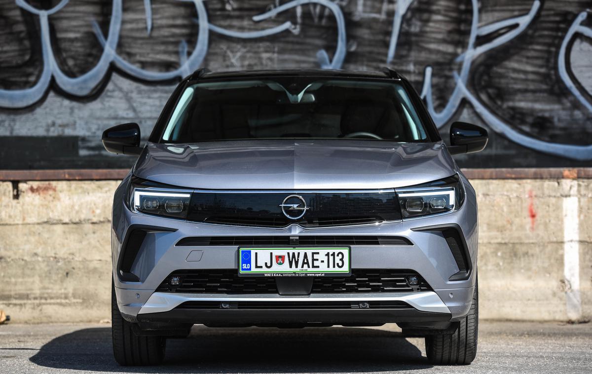 Opel grandland | Nad novim oblikovanjem grandlanda so pri Oplu tako navdušeni, da so sprednjemu delu podelili naziv Vizor. Črna maska povezuje prilagodljiva LED-žarometa in dnevni luči. | Foto Gašper Pirman