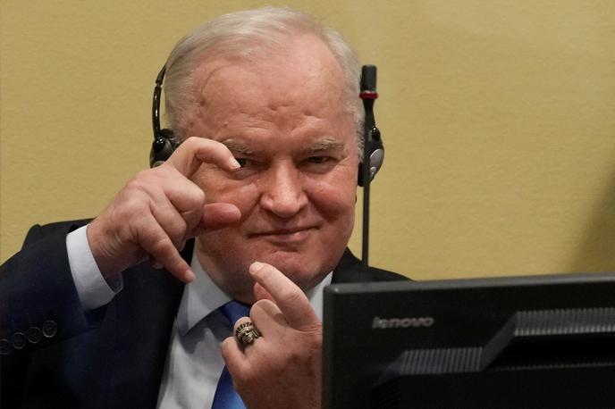 Ratko Mladić | Obsojeni vojni zločinec in nekdanji poveljnik vojske bosanskih Srbov Ratko Mladić v Haagu prestaja dosmrtno zaporno kazen zaradi vojnih zločinov, na katero je bil obsojen junija lani. Zdravstveno stanje se mu je v zadnjih mesecih precej poslabšalo. | Foto Reuters