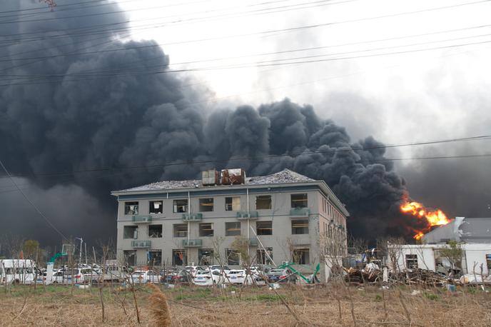 Eksplozija na Kitajskem | Po zadnjih podatkih je eksplozija v kemični tovarni na vzhodu Kitajske zahtevala 78 smrtnih žrtev. Ranjenih je bilo kar 640 ljudi. | Foto Reuters