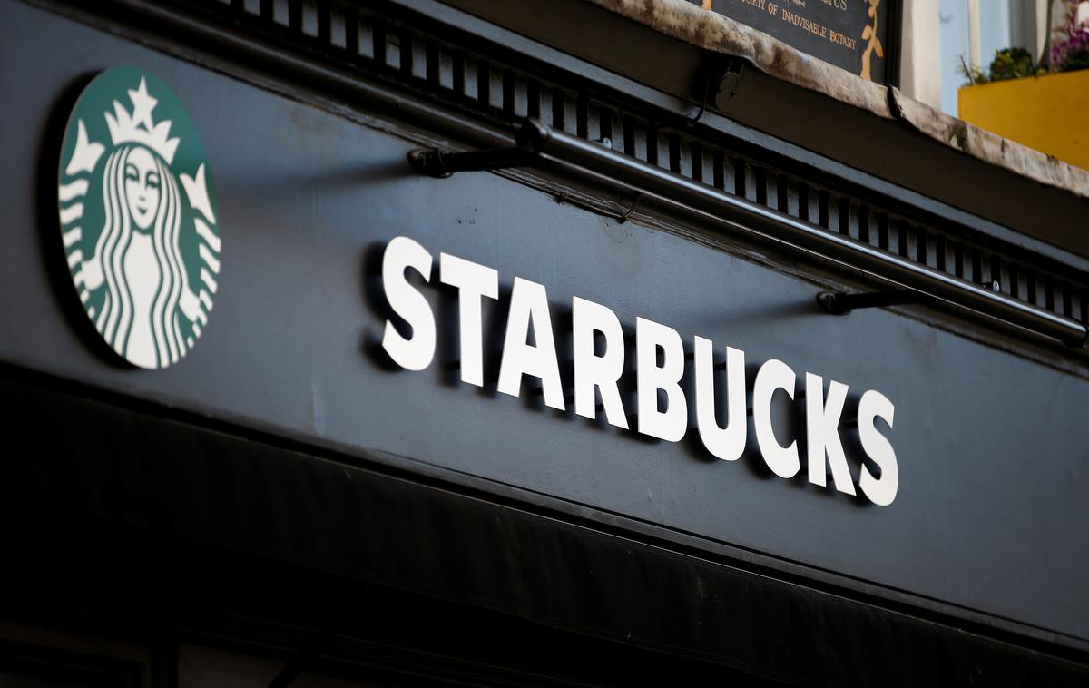 Starbucks | Prodaja in dobiček sta narasla, ker so bile stranke ponovno pripravljene plačati več za napitke. V Severni Ameriki je prodaja od tretjega četrtletja lani narasla za osem odstotkov, drugje po svetu za pet odstotkov. Tudi na Kitajskem trgu so beležili petodstotno rast prodaje, potem ko so lani zaradi strogih protikoronskih ukrepov tam beležili 16-odstotni padec. | Foto Reuters