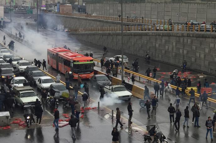 Iran protesti | Proteste v Iranu je sprožil dvig cent nafte. Iran je doslej uradno potrdil najmanj pet smrtnih žrtev, med njimi naj bi bili trije pripadniki varnostnih sil. | Foto Reuters
