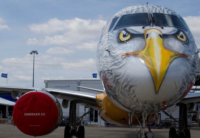 Kokpit potniškega letala embraer E190-E2 so odeli v atraktivno poslikavo orla.  | Foto: Reuters