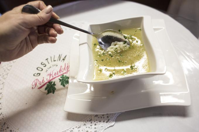 Suha juha je juha, v kateri se kuha prekajeno meso, v njo pa potem zakuhajo riž ali "sukančke", drobne svaljke iz moke in jajc, lahko pa tudi ribano kašo. | Foto: Matej Leskovšek